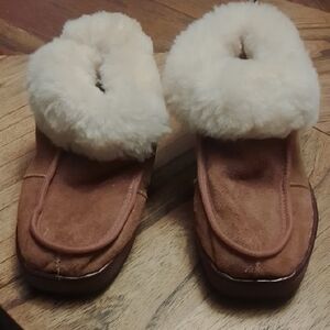 NWOT Cozy Shearling-Lined Slippers